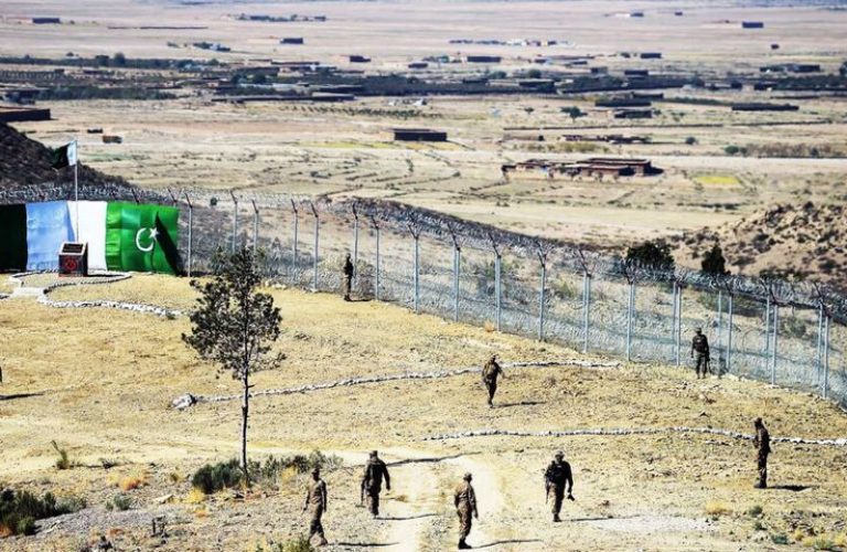 Pakistani soldiers patrol next to a newly fenced border fencing along with Afghan's Paktika province border in Angoor Adda in Pakistan's South Waziristan tribal agency on October 18, 2017.The Pakistan military vowed on October 18 a new border fence and hundreds of forts would help curb militancy, as it showcased efforts aimed at sealing the rugged border with Afghanistan long crossed at will by insurgents.   / AFP PHOTO / AAMIR QURESHI