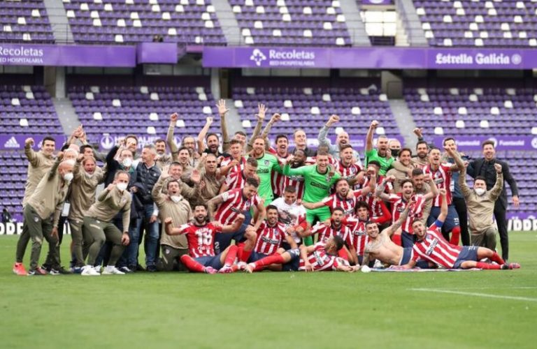 VALLADOLID, SPAIN - MAY 22: Atletico de Madrid players celebrate winning the La Liga Santander title after victory in the La Liga Santander match between Real Valladolid CF and Atletico de Madrid at Estadio Municipal Jose Zorrilla on May 22, 2021 in Valladolid, Spain. Sporting stadiums around Spain remain under strict restrictions due to the Coronavirus Pandemic as Government social distancing laws prohibit fans inside venues resulting in games being played behind closed doors (Photo by Angel Martinez/Getty Images)
