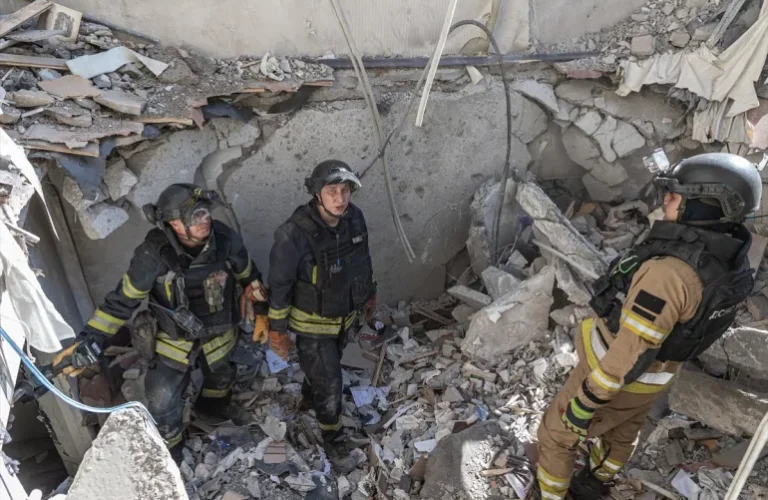 AA-20250820-38877445-38877443-UKRAINIAN_EMERGENCY_SERVICE_WORKERS_CONDUCT_SEARCH_AND_RESCUE_AFTER_A_RUSSIAN_AIR_STRIKE_IN_KOSTIANTYNIVKA-1755724371
