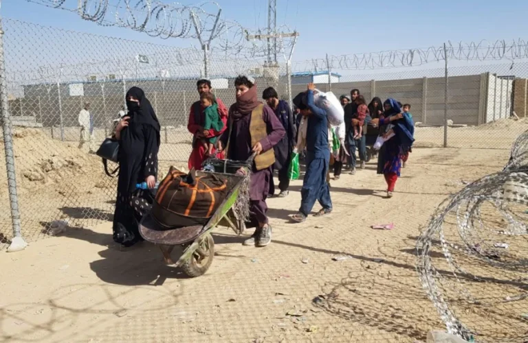 Afghans fleeing Pakistan