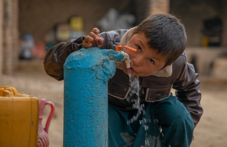 An Afghan child who drinks water 1