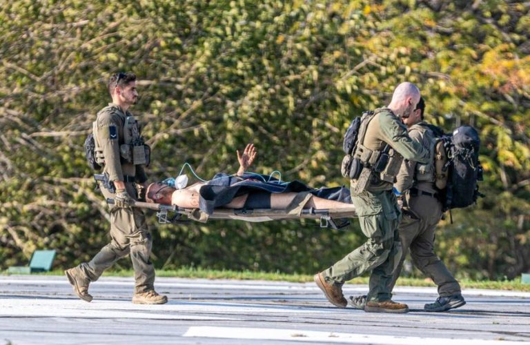 TEL AVIV, ISRAEL - DECEMBER 18: The Israeli army evacuates its soldiers who were wounded in battles in Gaza via a helicopter for medical treatment at Beilinson Hospital near Tel Aviv, Israel on December 18, 2023.  ( Nir Keidar - Anadolu Agency )