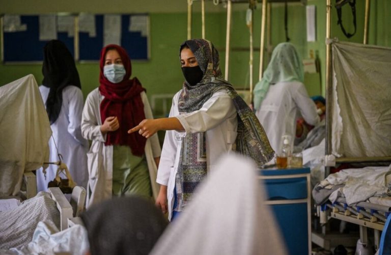 Female nurses takes care of patients at Wazir Akbar Khan hospital in Kabul on September 1, 2021. (Photo by Aamir QURESHI / AFP) (Photo by AAMIR QURESHI/AFP via Getty Images)
