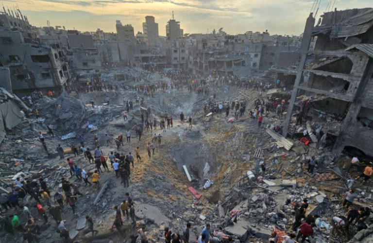 Palestinians search for casualties at the site of Israeli strikes on houses in Jabalia refugee camp in the northern Gaza Strip, October 31, 2023. REUTERS/Anas al-Shareef