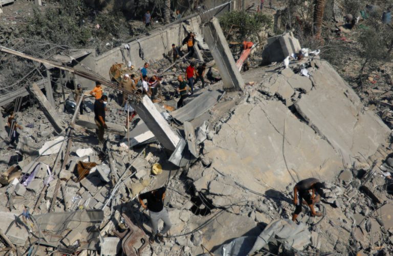 Palestinians search for casualties following an Israeli strike on a house, in Khan Younis, in the southern Gaza Strip, October 25, 2023. REUTERS/Ibraheem Abu Mustafa