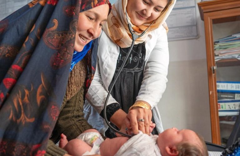 Health worker in Afghanistan 11