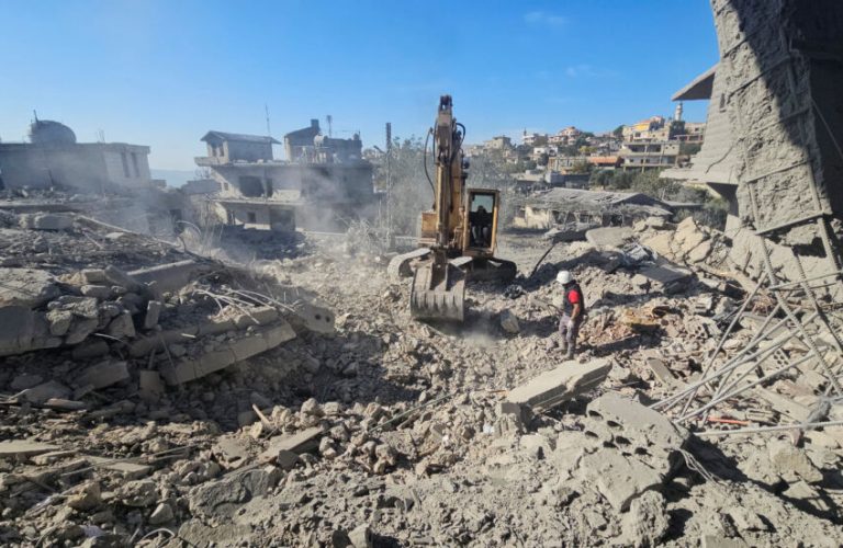 Rescuers work at a site damaged by Israeli strikes in Yohmor, in Lebanon's Bekaa Valley, October 29, 2024. REUTERS/Maher Abou Taleb