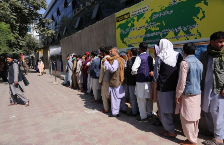 KABUL, AFGHANISTAN - SEPTEMBER 02: Afghans line up outside a bank to take out cash after Taliban's takeover in Kabul, Afghanistan, on September 02, 2021. ( Bilal Güler - Anadolu Agency )