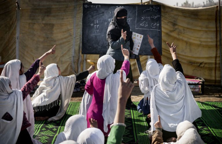 2014-02-19
Fotograf: Malin Hoelstad
Afghanistan. Byskola i Chaar Misra utanför Jalalabad.