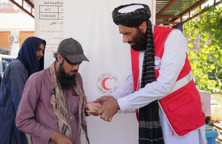 The process of distributing 45 million Afghanis to 3,000 families in Kunar has begun