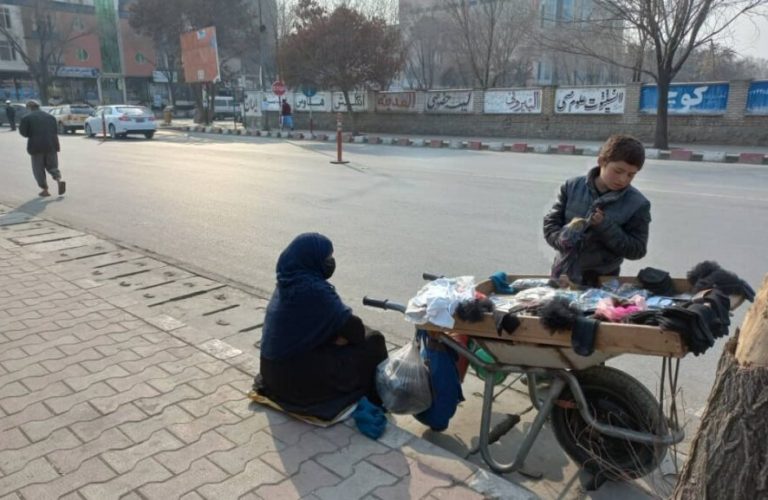 دست‌فروش زن