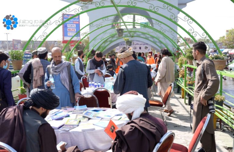 نمایش‌گاه خیابانی کتاب در کابل ۱